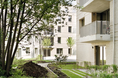Ein Großteil des Baumbestands konnte erhalten werden, sodass die neuen Wohnbauten und die Kita mitten im Grünen stehen<br />
