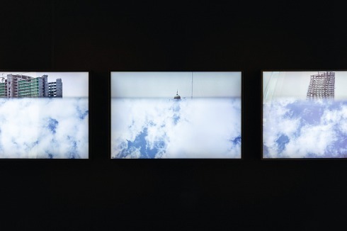 Moderne, seltsam entrückt:  Dadbeh Bassir, Ohne Titel (Tehran Series), Leuchtkasten, 2005–2014<span class="OffWhite"></span><br />