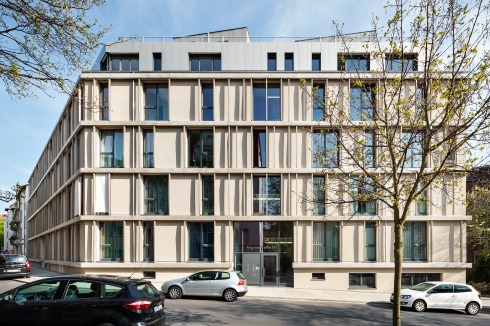 In den vertikalen, leicht geformten Holzstäben vor der Fassade ...<br />