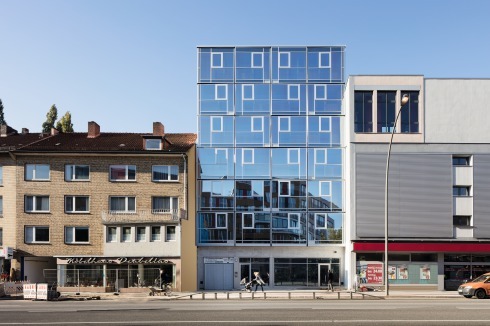 Wenn die Nachbarbebauung derart heterogen ist, liegt das Mittel der Wahl im Kontrast: Weder Fassade noch Dimension des Neubaus passen sich der Umgebung an<br />