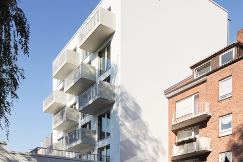 Deutlicher Kontrast: Eine Fassade mit „Bürohauscharakter“ an der Straße und eine schlicht-weiße Lochfassade mit Balkonen zum Hof<br />