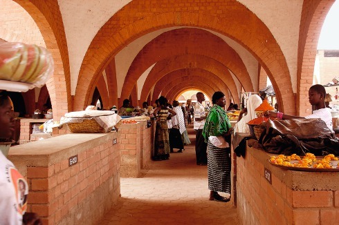 <span class="Bold">Preis </span>Büro, Läden, Fabriken: Den Markt von Koudougou in Burkina-Faso planten Laurent Séchaud und Pierre Jequier<br />