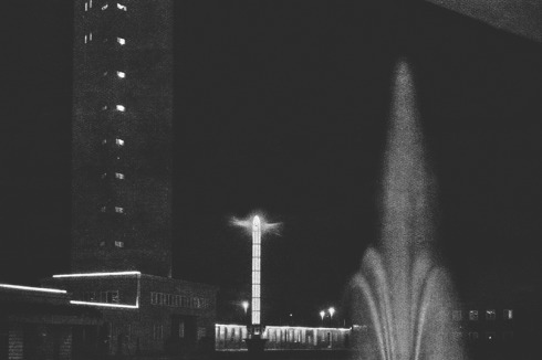 „Licht-Architektur“ am Albinmüller-Turm auf der Deutschen Theater-Ausstellung in Magdeburg 1927<br />