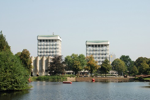 Das Rathaus in Marl (Arch.: van den Broek und Bakema, 1960–66) ist eines der weiteren Beispiele der erwähnten Ausstellung.<br />