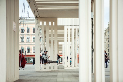 Der Triumph-Platz war vor ein paar Jahren noch ein Versammlungsort von Demonstranten. Seit seiner Umgestaltung kann hier nun geschaukelt werden.<span class="OffWhite"></span><br />
