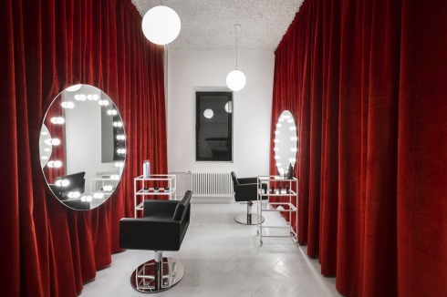 Im Moskauer Kosmetiksalon Krygina hat die Architektin alle Einbauten der 90er Jahre für eine Neuinszenierung entfernt<br />