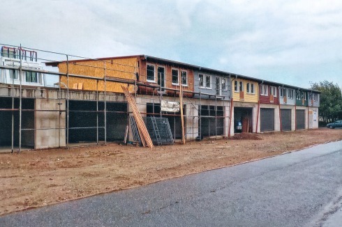 Produktive Ankunftsstadt: In Borgholzhausen fand der Autor diese schlichte, aber ungewöhnliche Mischnutzung aus Gewerbeeinheiten und Wohnhäusern für Flüchtlinge. <br />