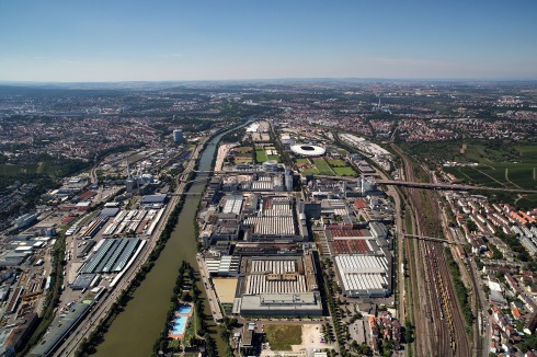 Stuttgart ist von der Industrie geprägt, die Autoindustrie flankiert die Ränder: Mercedes Benz im Osten, ...<br />