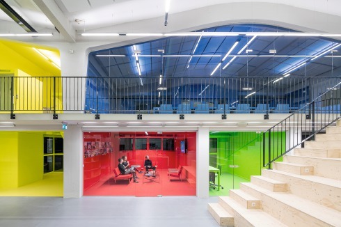 Farbigkeit begleitet die Mitarbeiter von MVRDV in ihrem neuen Büro. Es befindet sich im Hinterhof des Het Industriegebouw in Rotterdams östlicher Innenstadt. <br />