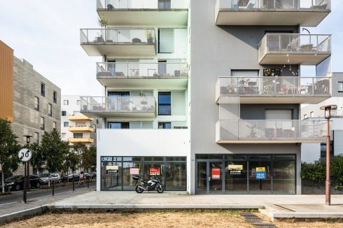 Neubauquartier der städtischen Planungsgesellschaft Samoa auf der Ile de Nantes, die der Innenstadt vorgelagert ist. Auch hier zeigt sich das Problem, ein Quartier mit lebendiger Erdgeschosszone zu entwickeln.<br />