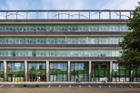 Bürobau des Energieversorgers Erena auf der Ile de Nantes. Trotz aller Bemühung der Stadt, ein neues gemischtes Quartier zu schaffen, ist das Erdgeschoss oft ohne Reiz.<br />