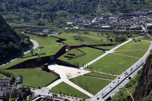Das National Earthquake Memorial and Museum (2010 - 2015) in Beichuan in der Provinz Sichuan von Cai Yongjie von der Tongji Universität Shanghai wurde durch einen Wettbewerb in Auftrag gegeben.<br />