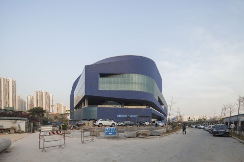 Das Artron Art Centre (2008 - 2016)  in Shenzhen wurde von urbanus (Meng Yan / Wang Hui / Liu Xiadu) aus Beijing und Shenzhen entworfen. Das Center liegt am Stadtrand und ist von drei Autobahnen umgeben.<br />