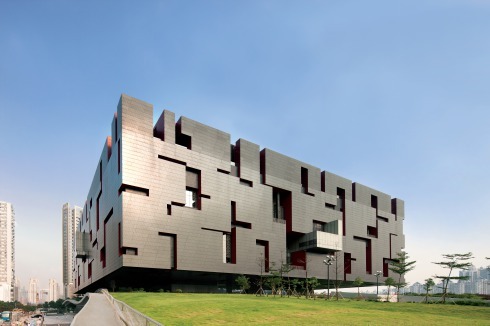 Das Guangdong Museum in Guangzhou (2004 - 2010) von Rocco Design Architects (Rocco Yim) aus Hong Kong liegt im neuen Stadtzentrum gegenüber dem <a href="/themen/Geschliffener-Klangraum-2092514.html" target="_blank" >Opernhaus von Zaha Hadid Architects</a><br />