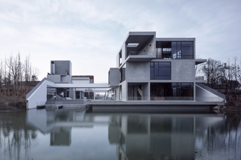 Das Intangible Cultural Heritage Museum (2014 - 2016) von Vector Architects (Gong Dong) aus Beijing wird 2016 Teil der Horticultural Exposition am Taihu See in der Nähe von Suzhou in der Provinz Jiangsu sein.<br />Die Ausstellung im <a href="http://www.aedes-arc.de/cms/aedes/de/programm?id=16818725" target="_blank" >Aedes Architekturforum</a> läuft noch bis zum 13. Oktober 2016.<br />