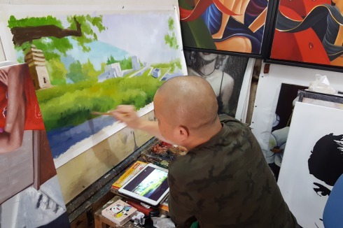Der Maler Yiming Liao bei der Arbeit. Die folgenden Museen hat er gemalt:<br />