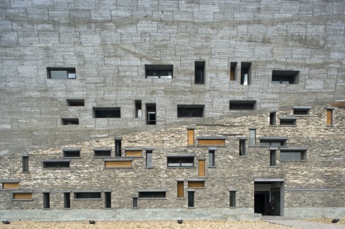 Das Ningbo History Museum (2003-2008) von Amateur Architecture Studio (Wang Shu / Lu Wenyu) aus Hangzhou wurde in einer neu zu entwickelnden Stadt in Ningo gebaut. Mehr dazu in <a href="/themen/bauten/Der-Berg-2153647.html" target="_blank" >Bauwelt 37.2009</a><br />