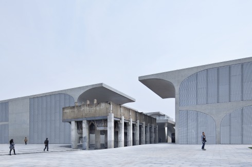 Das Long Museum (2011 - 2014) am West Bund in Shanghai von <a href="/themen/bilder/Eastern-Promises-2118657.html" target="_blank" >Atelier Deshaus</a> (Liu Yichun / Chen Yifeng) aus Shanghai wurde von der Regierung in Auftrag gegeben und enthält die private Kollektion des Sammlerehepaars Liu Yiqian und seiner Frau Wang Wei.<br />