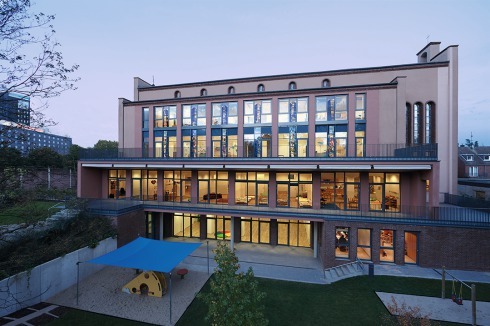 An der Südwestfassade ließen die Architekten zwischen den Kirchenfenstern nur die Stützen des Stahlbetonskelettbaus stehen.<br />