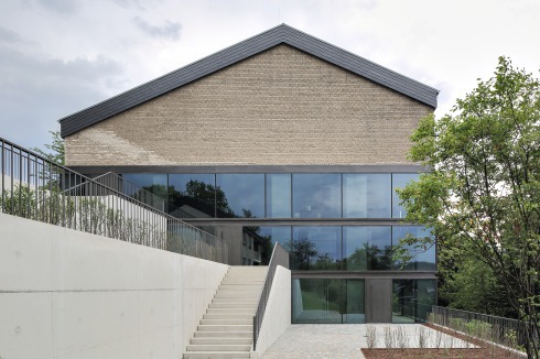 ... den Gottesdienstraum eine Etage tiefer und die Gemeinderäume im Kellergeschoss.