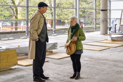 <strong>Giulio Massimo Barazzetta </strong>(auf dem Foto mit der Witwe Anna Mangiarotti) ist Architekt in Mailand, seit 1980 in Partnerschaft mit Massimo Sacchi und Sergio Gianoli ­­(SBG ­Architetti). Er führte die Sanierung der Kirche von ­Angelo Mangiarotti durch. Lehrtätigkeit an der Polytech­nischen Hochschule Mailand. Autor und Herausgeber mehrerer ­Bücher, u.a. 2004 über den Mailänder Architekten und ­Ingenieur Aldo Favini (1916-2013). Zuletzt erschien das Buch „La Chiesa di Vetro“ zur Geschichte und Sanierung der ­Kirche in Baranzate beim Mailänder Verlag Electa architettura.<br />