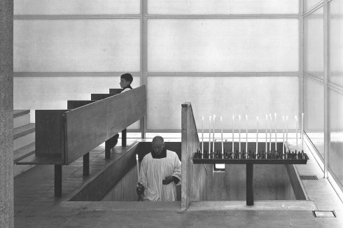 Die Treppe führt neben dem Altar zur Sakristei.<br />