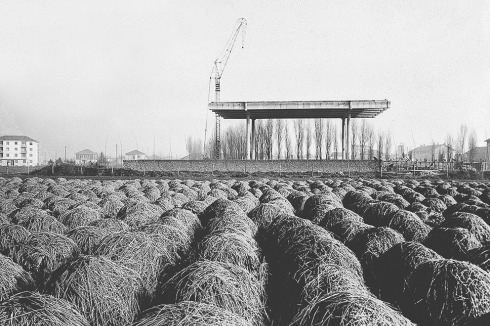 Beim Bau befand sich die Kirche noch mitten in einer Landschaft mit Ackerflächen. Kurz darauf war sie von Wohnblocks umgeben.<br />