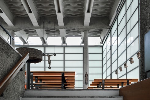 Treppe vom Haupteingang, der sich im Sockelgeschoss neben dem Taufbecken­ be­findet, hinauf in die Kirchenhalle.<span class="OffWhite"></span><br />