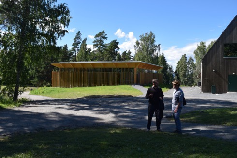 Im Hegnhus sind Teile des ehemaligen „Kafébygget“ (Caféteria) bewahrt, wo am 22. Juli 2011 dreizehn Jugendliche erschossen wurden und 19 weitere den Anschlag überlebten.<br />