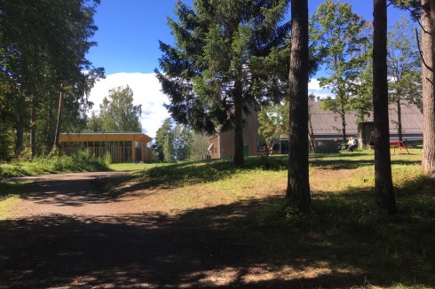 Die Neubauten befinden sich auf der ausgelichteten Inselkuppe. Rechts das Geviert aus Versammlungs- und Servicegebäuden, links das Dokumentationszentrum namens „Hegnhus“.<br />
