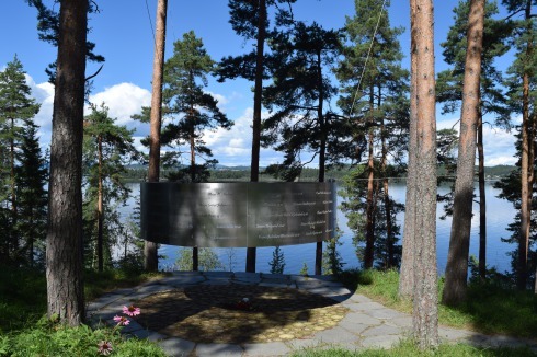 Bereits 2015 wurde auf der Insel die Gedenkstätte der Hinterbliebenen eingeweiht. An drei Kiefern hängt ein Ring aus Edelstahl, …<br />