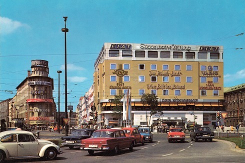Piccadilly Circus in Bayern: Großstadtplatz Stachus ­Anfang der 70er Jahre. Das gerade umgebaute Hotel Königshof zeigt eine Farbfassung, die Alt und Neu erkennbar macht.<br />