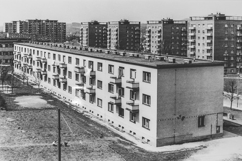 Ostteil von Zlín in den 50er Jahren, hinten ­Appartementhäuser von Miroslav Drofa (1947)<br />