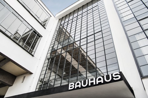 Simultanität der Moderne: Bauhausgebäude in Dessau ... <br />