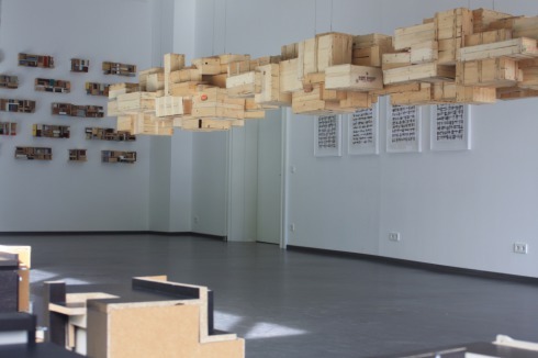 Blick auf den "Fliegenden Bau", die Wandinstallation "Vorübergehende Aufklärung" und die Skulpturenserie "MALM"<br />