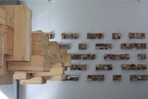 Blick auf den "Fliegenden Bau" und die Wandinstallation "Vorübergehende Aufklärung"<br />