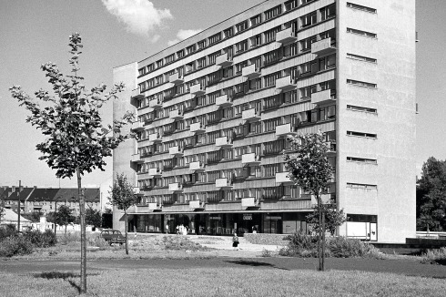 Das „Haus des Wissenschaftlers“ (1958–60) war das erste Wohn-Hochhaus in Wrocław und zugleich ein deutliches Bekenntnis zum International Style.<br />