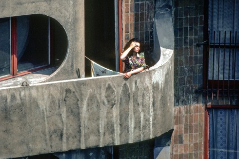 Manche nennen es Bruta­lismus – für die Stadt waren die Wohnhochhäuser am Plac Grunwaldzki, nach ­an­­- fänglicher Gegenwehr, schließlich „futuristische Schmuckstücke“. Die Fassade nach mehrjähriger ­Bewitterung, davor eine anonyme Bewohnerin.<br />