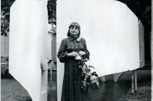 Jadwiga Grabowska-Hawrylak (Jg. 1920) erhielt 1974 den Ehrenpreis des polnischen Architekten­verbandes SARP. Hier ­steht die Geehrte vor zwei Original­modellen ihres zum Patent entwickelten Brüstungselements.<br />