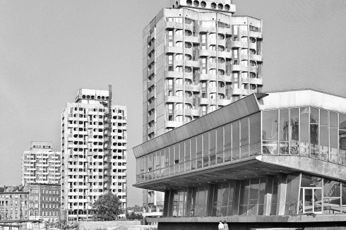 Die Architektin Jadwiga Grabowska-Hawrylak bekennt sich zu Einflüssen von Brutalismus und Metabolismus. Im Vordergrund: ein zeitgleicher Hörsaalbau für die Technische Universität.<br />