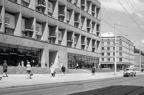 Das Maisonettenhaus in der Kołłątaj-Straße (1958–1960) bot für damalige Zeiten ­geradezu luxuriöse Wohnverhältnisse. Das Wohnhaus dahinter stammt ebenfalls von der Architektin (1954–55), seine sozrealistische Blockfigur wird durch den sachlich-eleganten Eckladen bereits modernistisch unterwandert. <br />