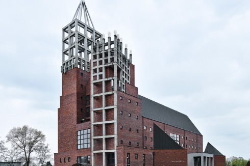 Christ-Erlöser-Kirche, postmodernes Spiel mit gotischen Motiven unter Anleihen bei Kurokawa und Rossi (ab 1990, in Zusammen­arbeit mit Maciej Hawrylak, dem Sohn der Architektin) <br />