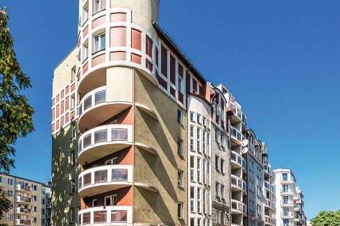 Nördlich der Altstadt, in der Odervorstadt (Nadodrze) suchten ab den späten achtziger Jahren private Architekturbüros ihren Weg in die Marktwirtschaft – voller Enthusiasmus für die Postmoderne. Ein kommunales Programm zur Baulückenschließung bot unterschiedlichsten Temperamenten die Chance zur Entfaltung.<br />