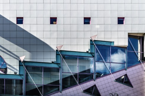 Der Schlüsselbau der polnischen  Postmoderne steht seit Jahren leer, als Symbol der wild ­euphorischen Wendejahre würden ihn viele am liebsten beseitigen.<br />