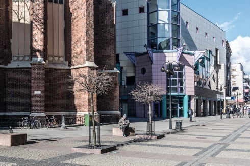 Sollte einen Hauch von kalifornischer Lässigkeit in die Einkaufsmeile von Wrocław bringen: das Kaufhaus Solpol von Wojciech Jarząbek Architekten.<br />