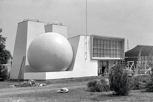 Pavillon „Chemie­industrie“. Für kurze Zeit konnten wilde Träume blühen, dann war zehn ­Jahre lang Klassizismus angesagt.<br />