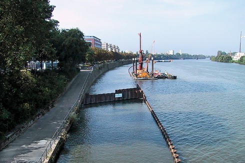 Als Frankfurt am Main auch im Westen der Innenstadt wirklich an den Main rückte: Verbreiterung des Tief­ufers am Theodor-Stern-Kai, Aufnahmen von 2002, ...<span class="OffWhite"></span><br />