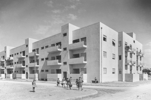 Arbeitersiedlung in Tel Aviv (1934), erbaut von Arieh Sharon (1900–1984), Bau­hausschüler und Mitarbei­-ter Hannes Meyers.<br />
