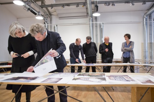 Die Jury des Bauwelt-Preises 2017 (v.l.n.r.):  Donatella Fioretti (Bruno Fioretti Marquez Architekten, Berlin), Ritz Ritzer (bogevischs buero, München), Martin Fröhlich (AFF Architekten, Berlin), Jean Philippe Vassal (Lacaton Vassal, Paris), Kaye Geipel (Bauwelt, Berlin), Theresa Krenn (studio uek, Wien). Einen Tag lang debattierte die Jury im Deutschen Architekturzentrum in Berlin über die 327 Einreichungen zum zehnten Bauweltpreis und vergab sechs gleichrangige Preise.<br />