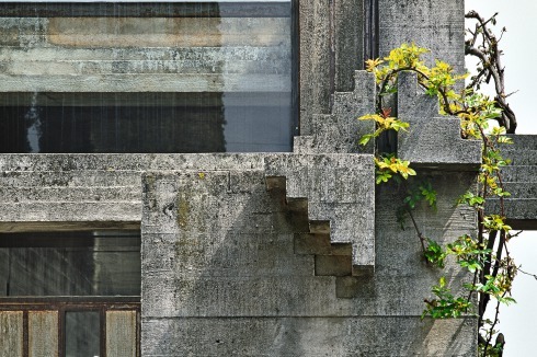 Grabstätte der Unternehmerfamilie Brion von Carlo Scarpa. „Die orthogonale Zackenkehlung präsentiert sich als durchgängiges, ­variantenreiches Leitmotiv. Es findet sich bereits in ­der regionalen Baukultur des Veneto, lässt sich aber auch bei Frank Lloyd Wright ­nachweisen“, steht im Ausstellungskatalog zu dieser ­Detailaufnahme einer Ecke der Kapelle.<br />